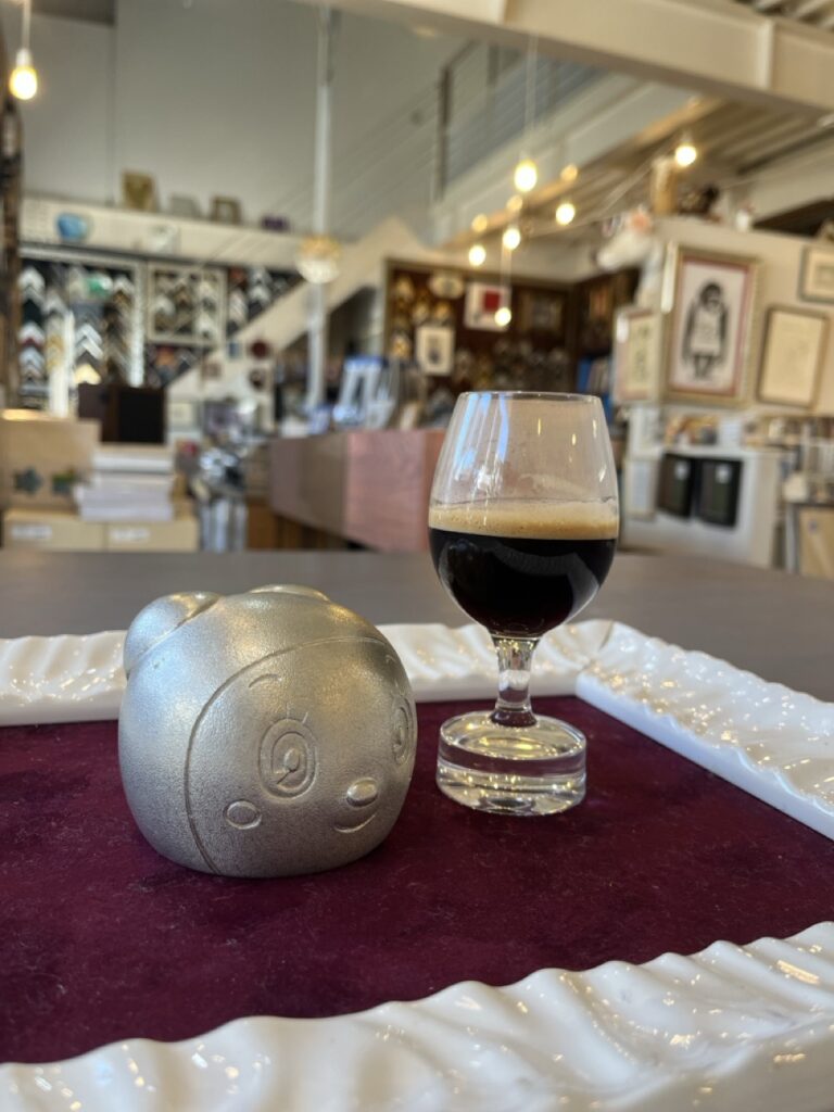 額縁屋さんのお店の一角にある大きなテーブルでパステル曼荼羅アート教室を開催しています。